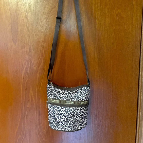 LeSportsac crossbody leopard print - Picture 1 of 6